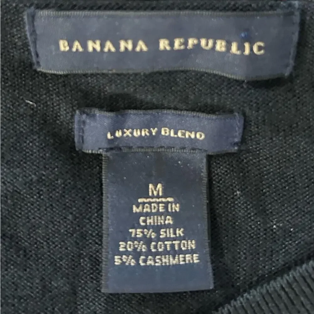 Banana Republic Luxury blend silk Men's black lightweight V-Neck Sweater. M